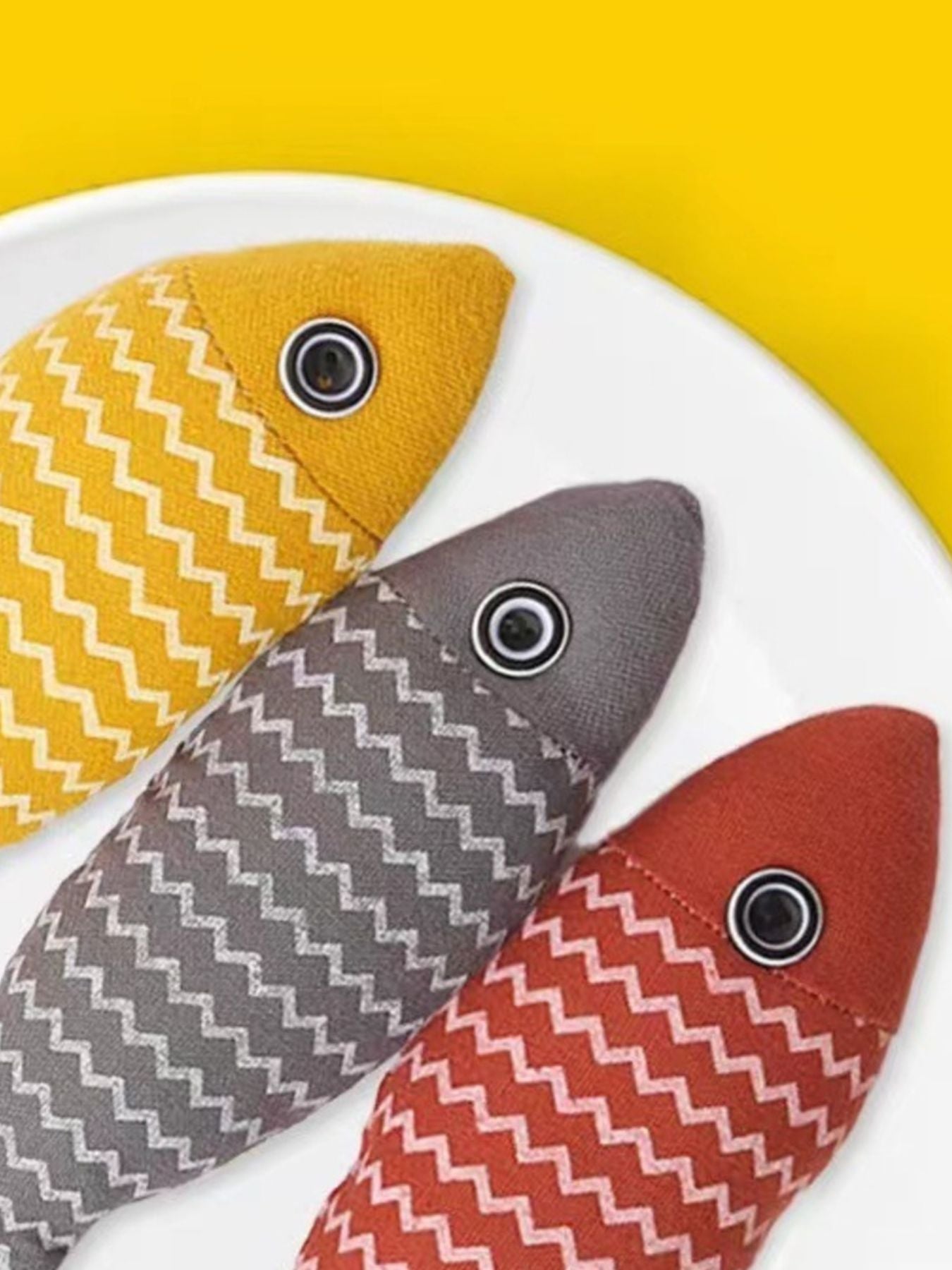 Interactive Fish Shape Polyester Pet Plush Toy – Soft Stuffed Toy for Cats & Dogs – view 7