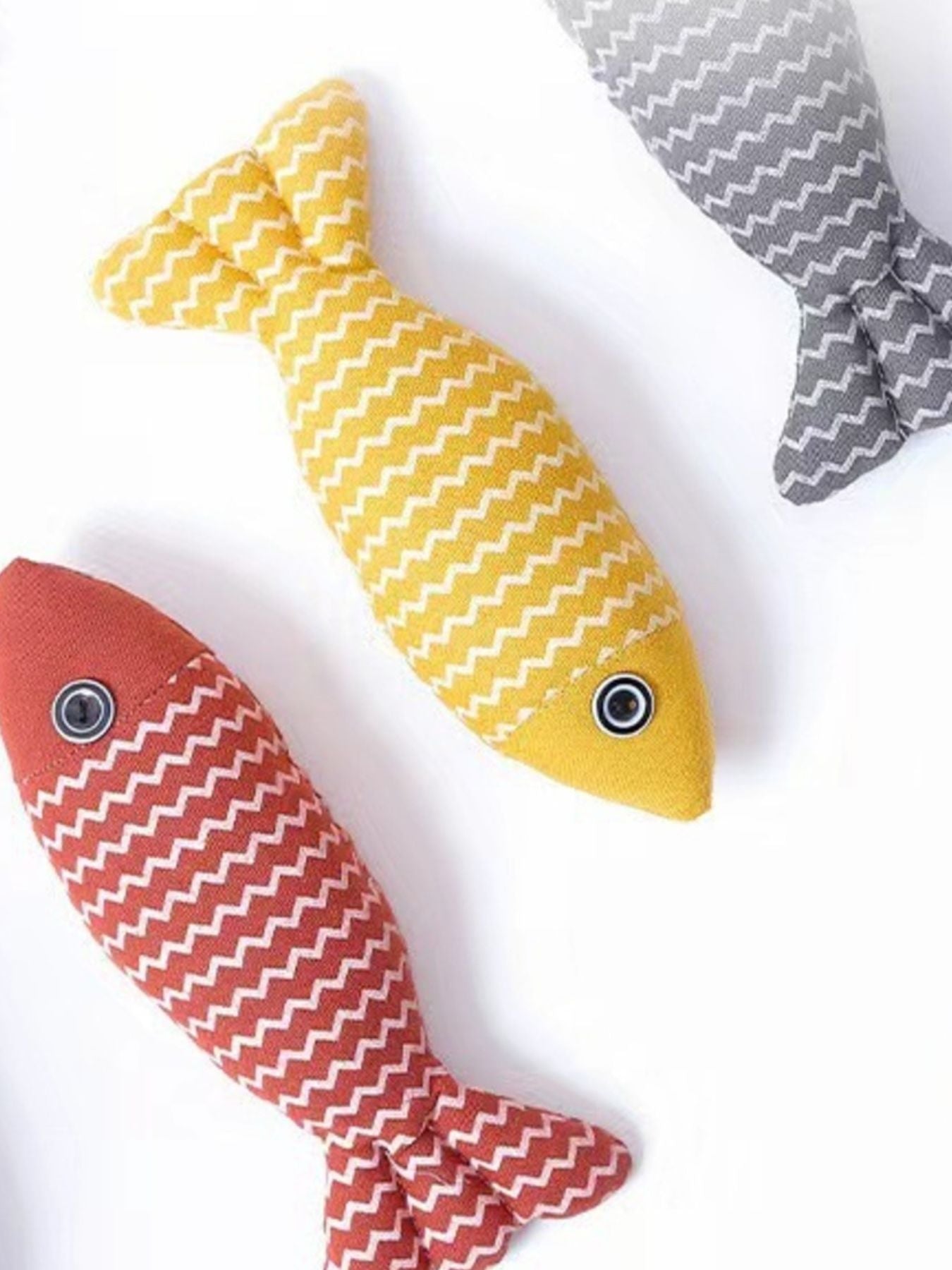 Interactive Fish Shape Polyester Pet Plush Toy – Soft Stuffed Toy for Cats & Dogs – view 9